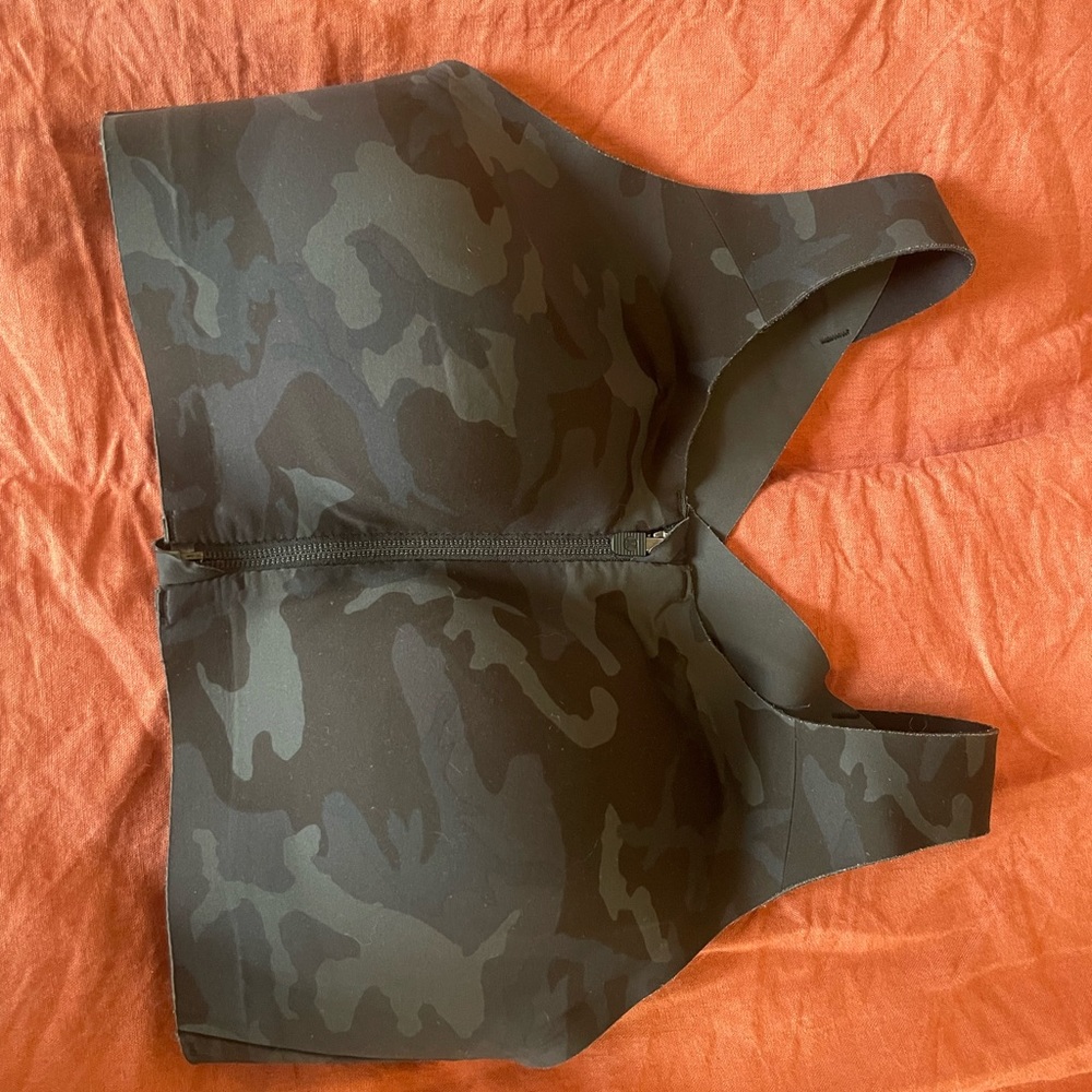 Lululemon Enlite Zip 34DD Incognito Camo